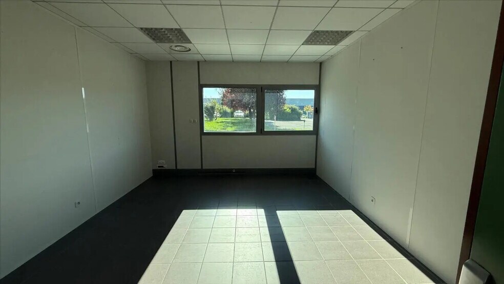 Flex in Bourg-en-Bresse for sale - Interior Photo - Image 2 of 6