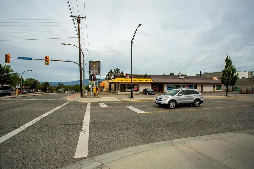 120 Dougall Rd, Kelowna, BC for sale - Building Photo - Image 1 of 1