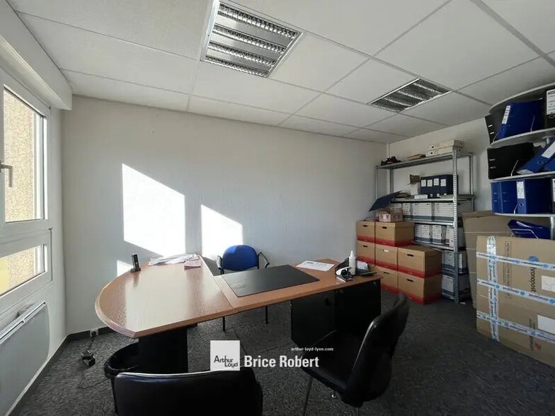 Office in Vénissieux for lease - Building Photo - Image 3 of 6