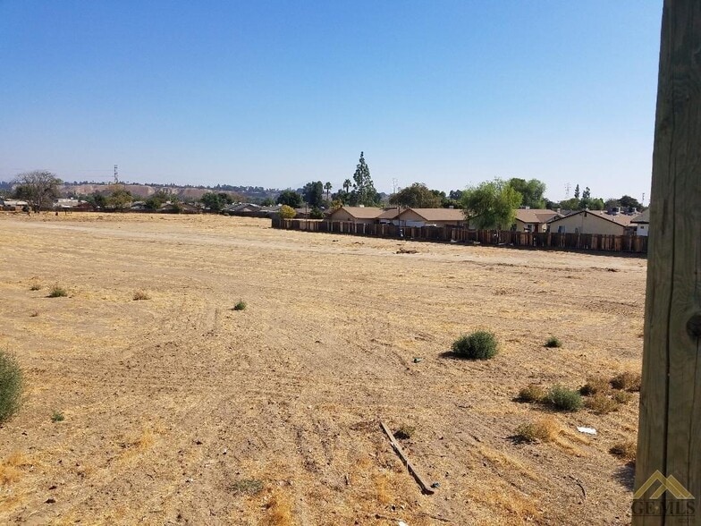 828 Iris St, Bakersfield, CA for sale - Primary Photo - Image 1 of 7