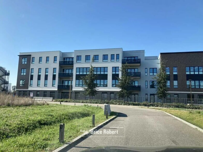 Office in Genas for lease - Building Photo - Image 2 of 15