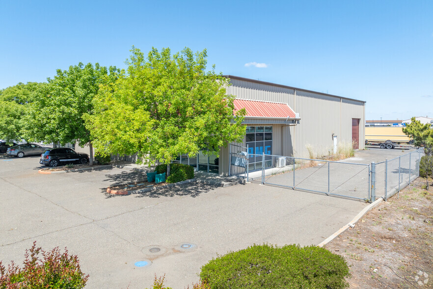 12424 Gold Flake Ct, Rancho Cordova, CA for lease - Building Photo - Image 2 of 7