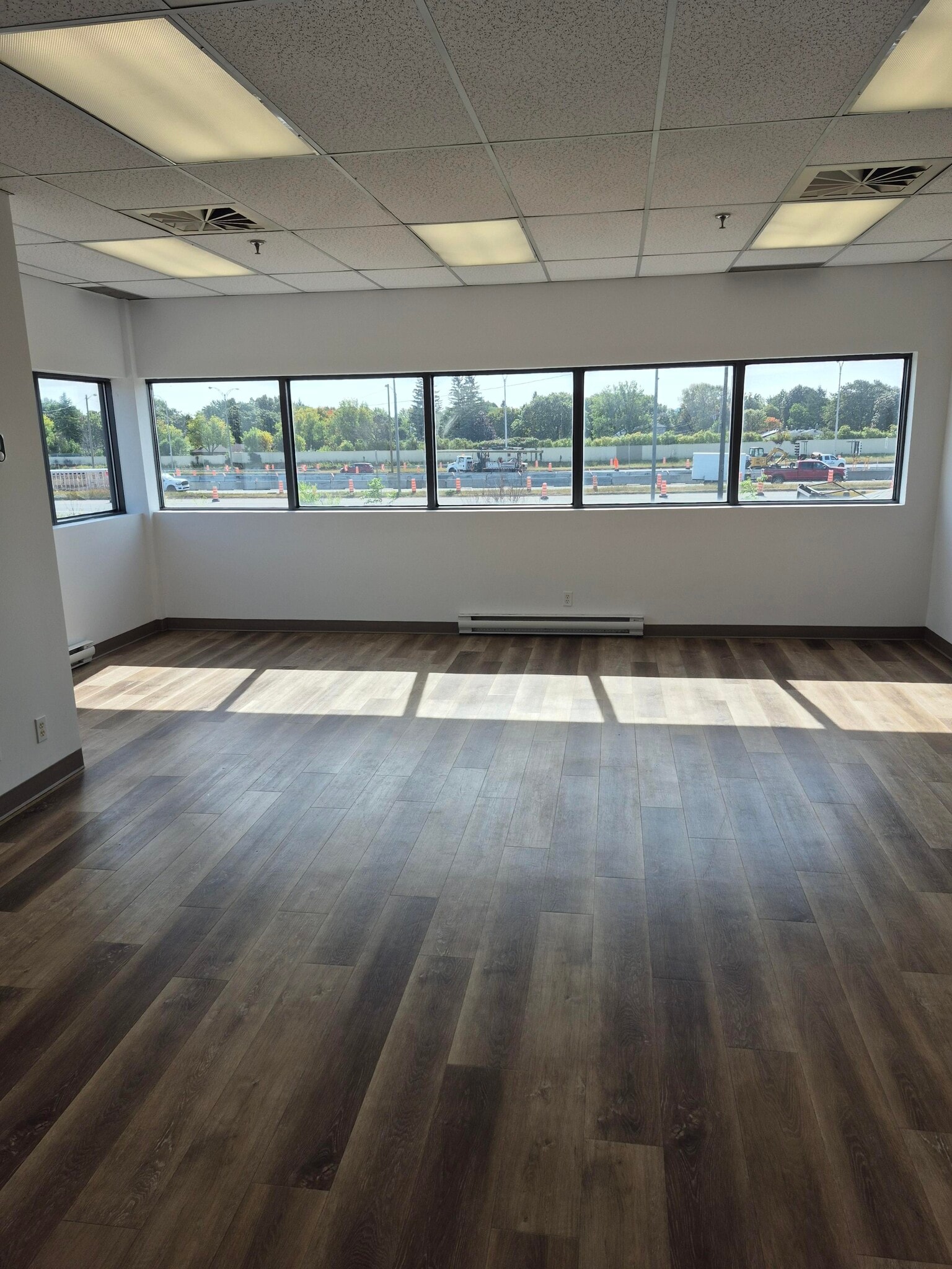 2500 Rue Jean-Perrin, Québec, QC for lease Interior Photo- Image 1 of 3