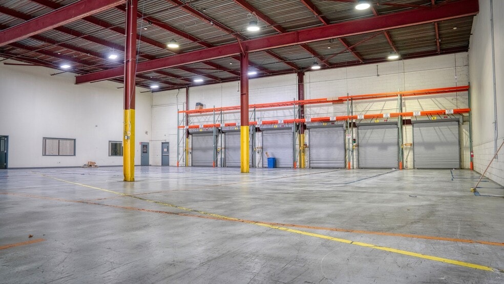 85 Harbor Rd, Port Washington, NY for lease - Interior Photo - Image 3 of 4