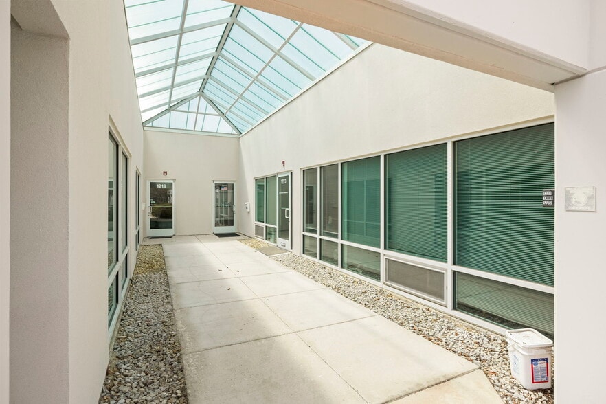 1211-1231 W Lakeview Ct, Romeoville, IL for sale - Building Photo - Image 3 of 6