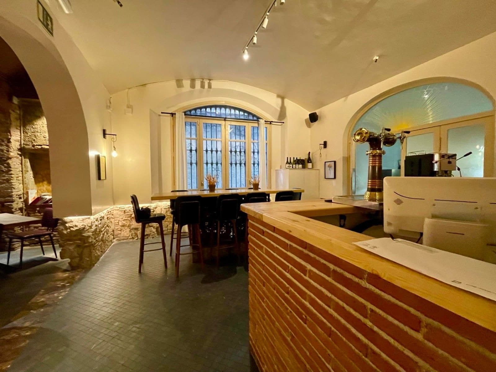 Retail in Barcelona, Barcelona for lease Interior Photo- Image 1 of 16