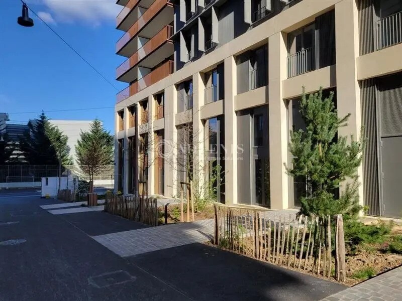 Retail in Saint-Denis for lease Building Photo- Image 1 of 7