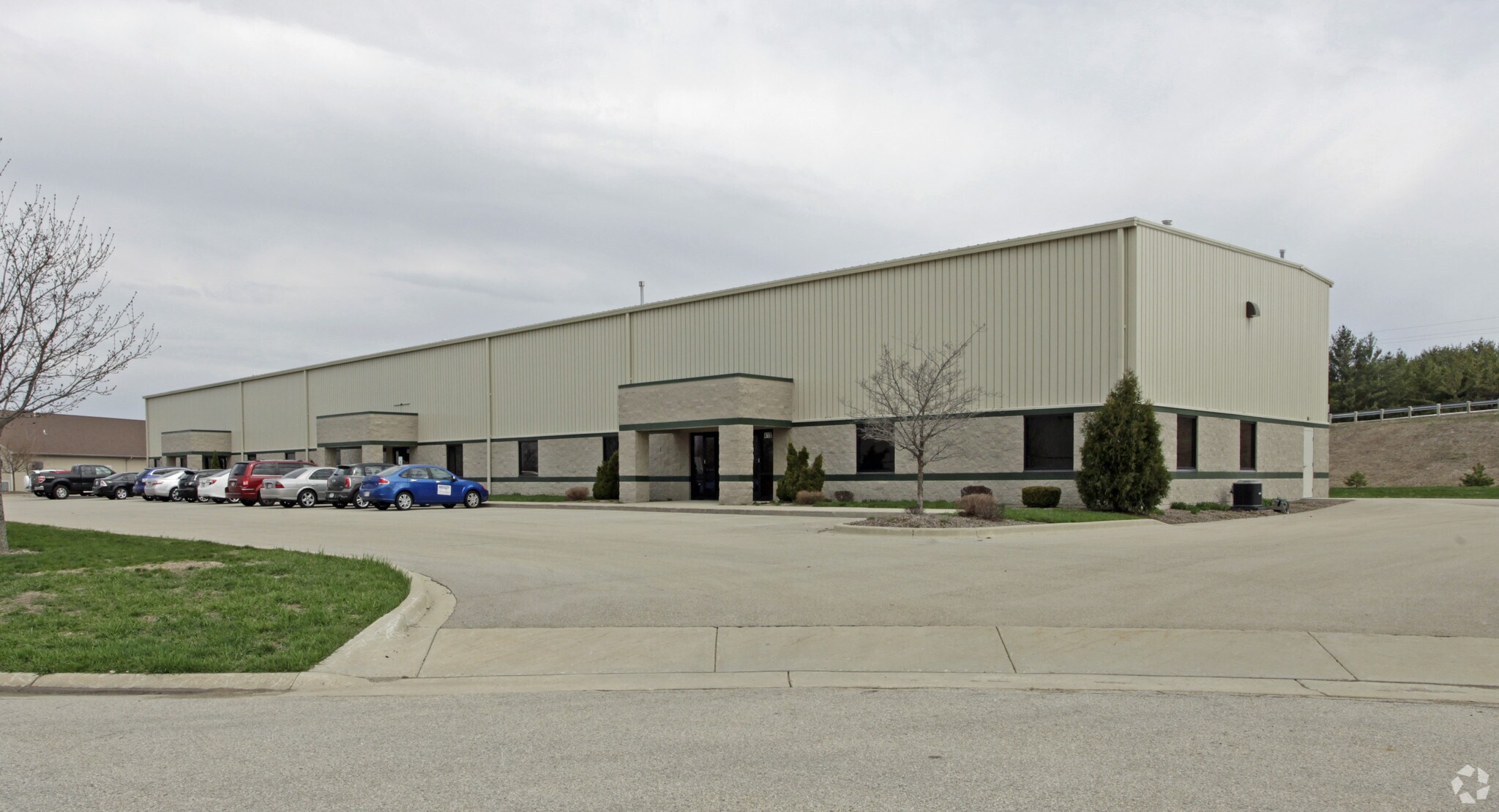 410-420 Winfield Ct, Slinger, WI for sale Primary Photo- Image 1 of 1