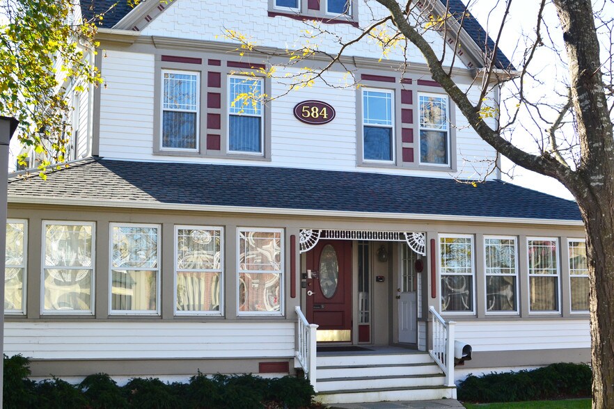 584 Main St, Islip, NY 11751