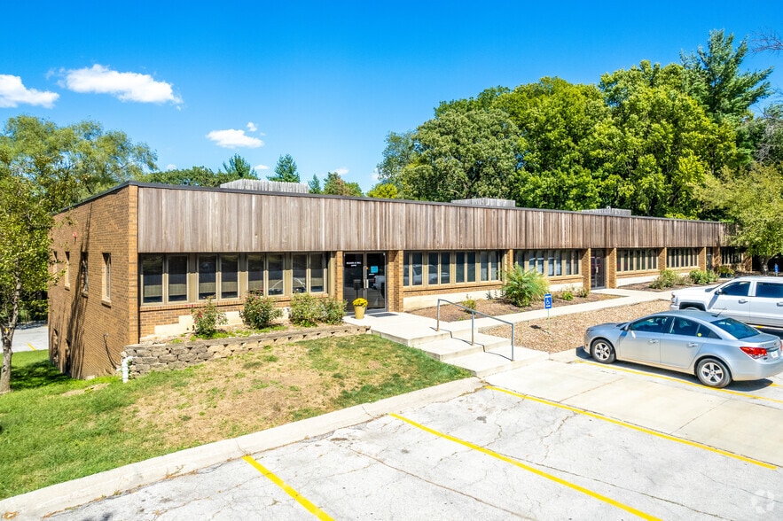 7177 Hickman Rd, Urbandale, IA for sale - Primary Photo - Image 1 of 4