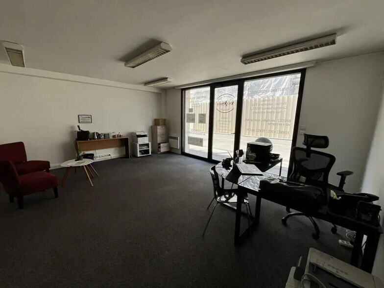 Office in Amiens for lease - Interior Photo - Image 1 of 3