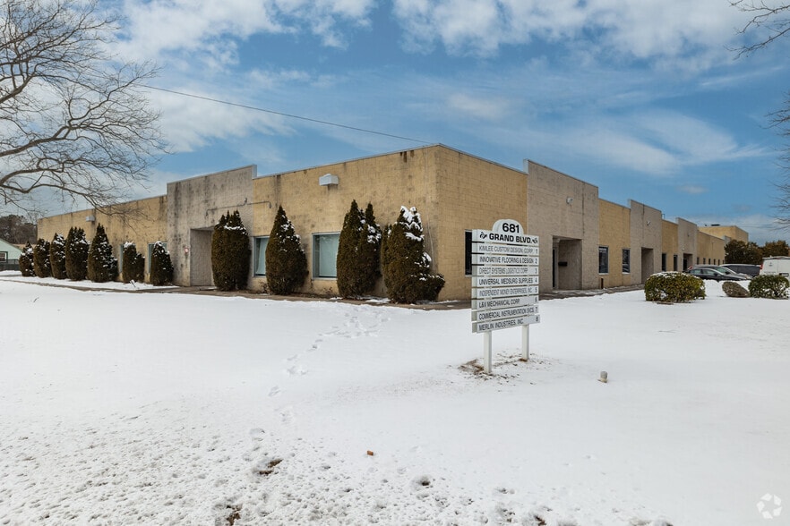 681 Grand Blvd, Deer Park, NY for lease - Primary Photo - Image 1 of 11