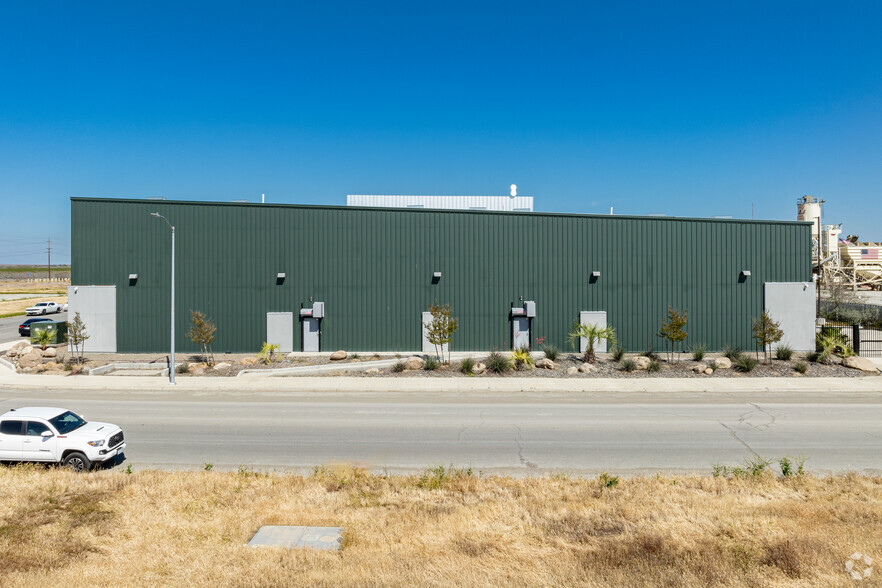 1920 Mercantile Ln, Coalinga, CA for sale - Building Photo - Image 2 of 7