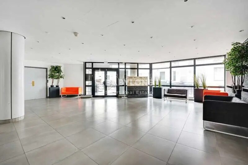92 Rue Edouard Vaillant, Levallois-Perret for sale Lobby- Image 1 of 13