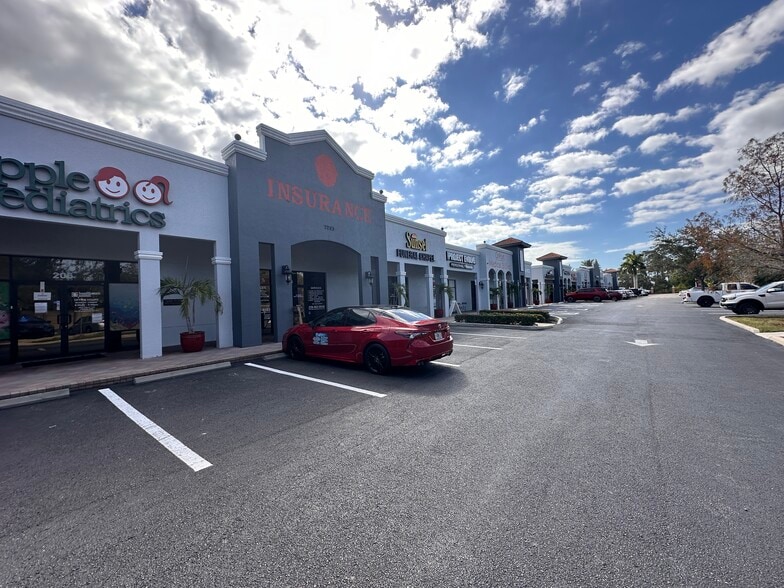 7785 Davis Blvd, Naples, FL for lease - Building Photo - Image 3 of 9