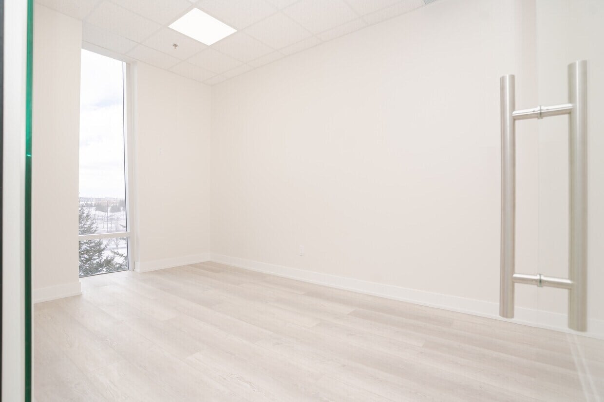 135 Addison Hall Cir, Aurora, ON for lease Interior Photo- Image 1 of 23