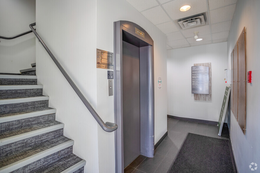 1221 Lonsdale Ave, North Vancouver, BC for lease - Lobby - Image 3 of 5