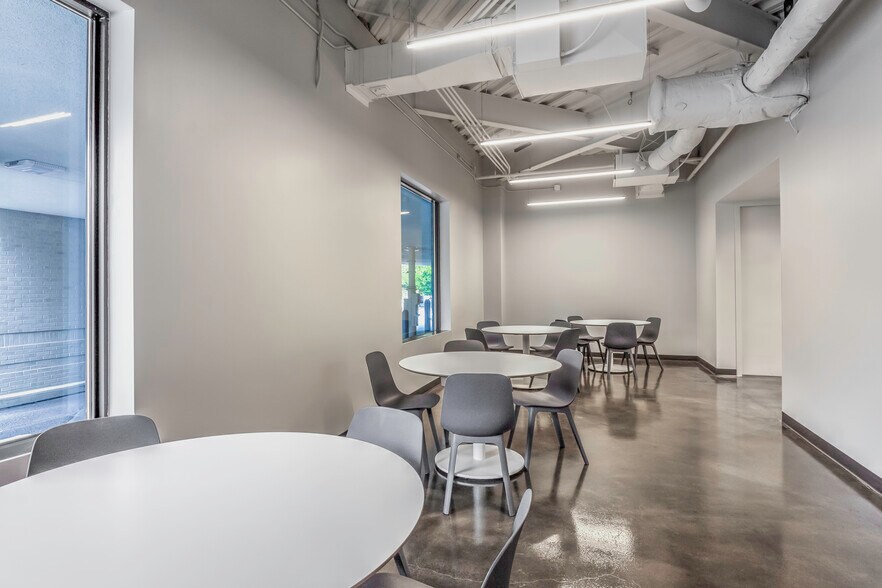 5605 77 Center Dr, Charlotte, NC for lease - Interior Photo - Image 2 of 6