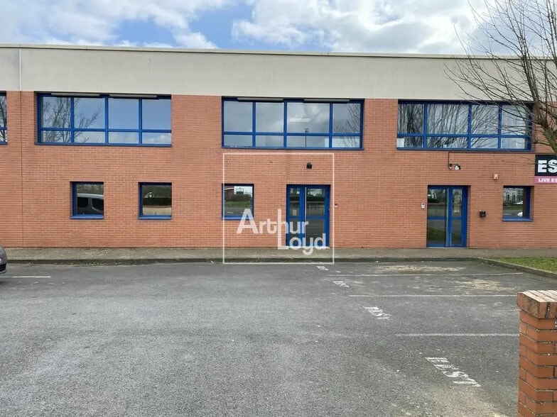 Office in Lieusaint for lease - Building Photo - Image 1 of 7