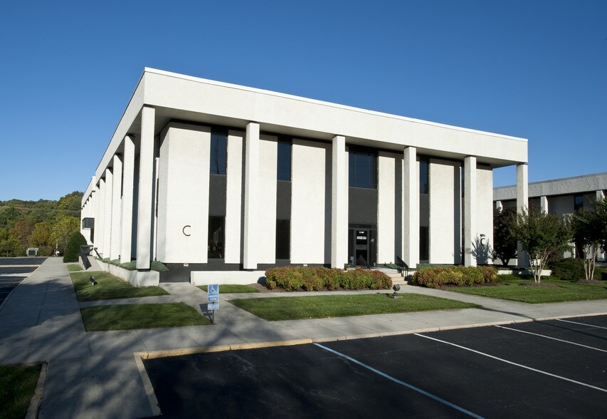 3140 Chaparral Dr, Roanoke, VA 24018