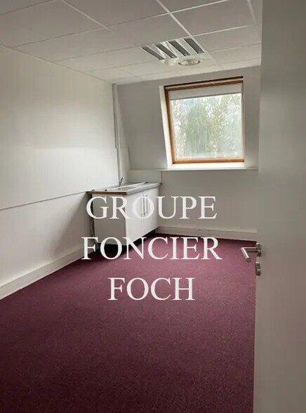 Office in Bron for lease - Interior Photo - Image 3 of 6