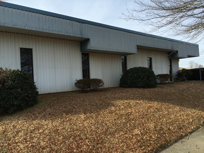 5119 Hollins Rd, Roanoke, VA for sale Primary Photo- Image 1 of 1