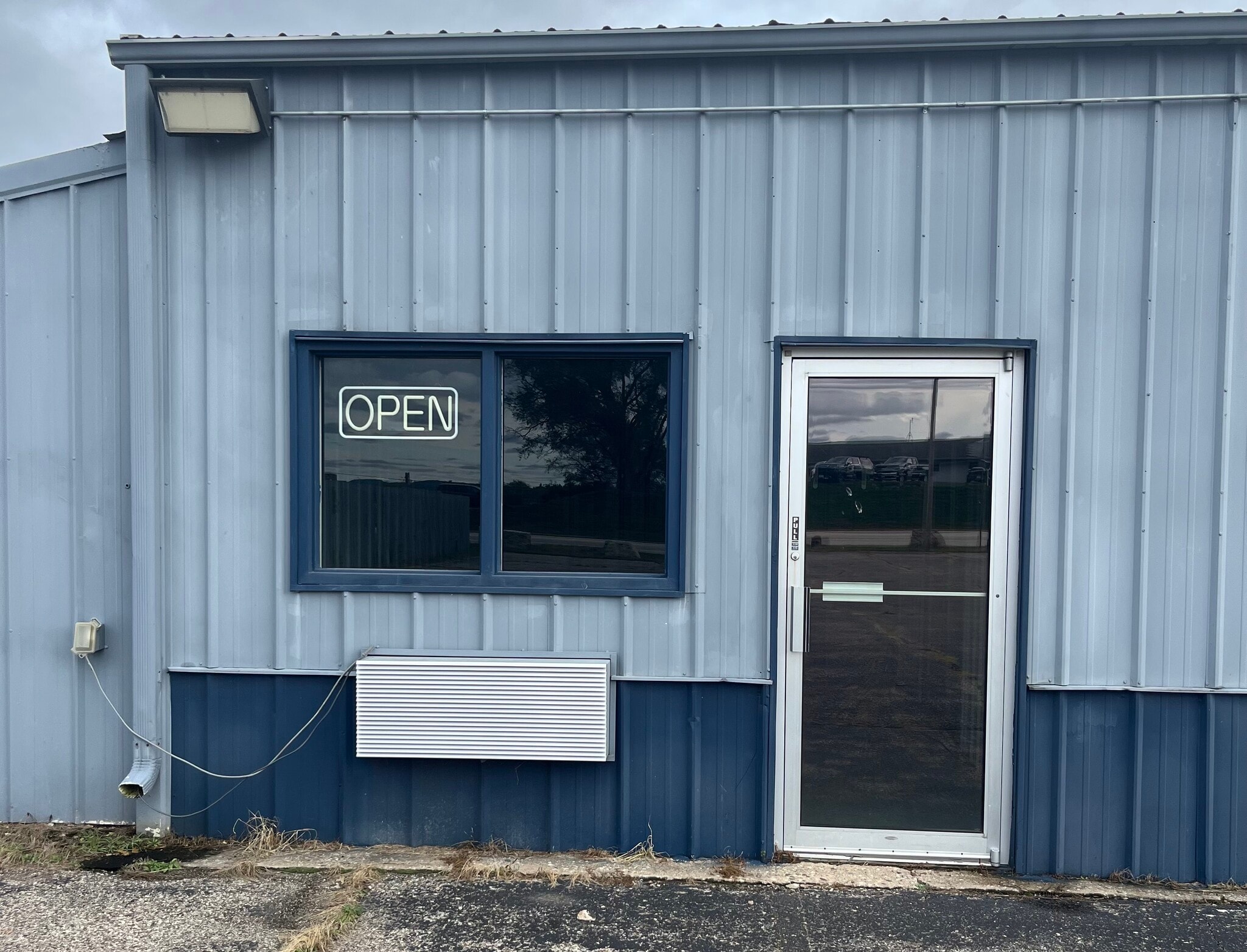 N5106 WI-35, Onalaska, WI for lease Interior Photo- Image 1 of 15