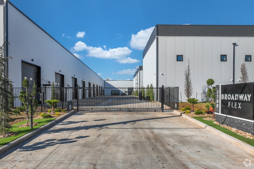 7700 Broadway Ext, Oklahoma City, OK for sale - Building Photo - Image 3 of 9