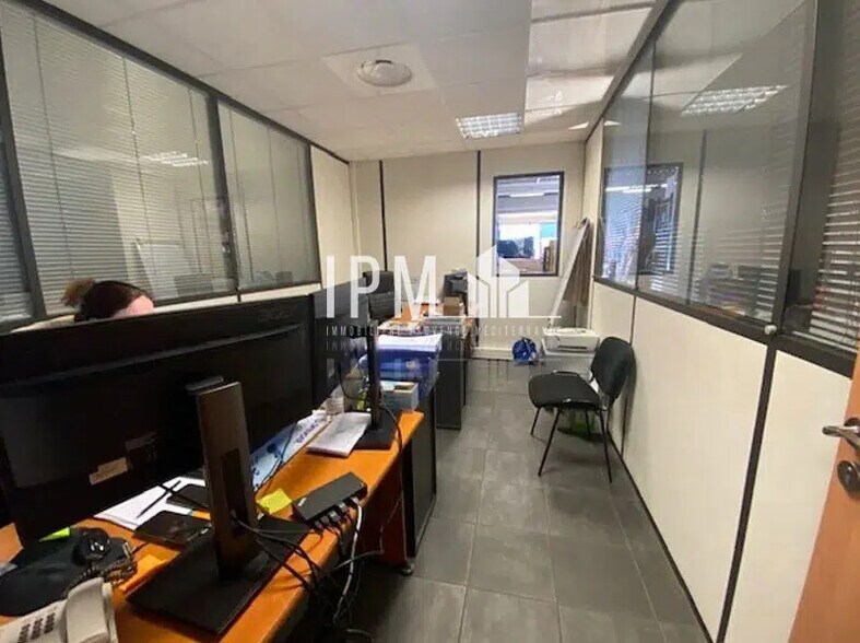 Flex in Vitrolles for lease - Interior Photo - Image 3 of 6