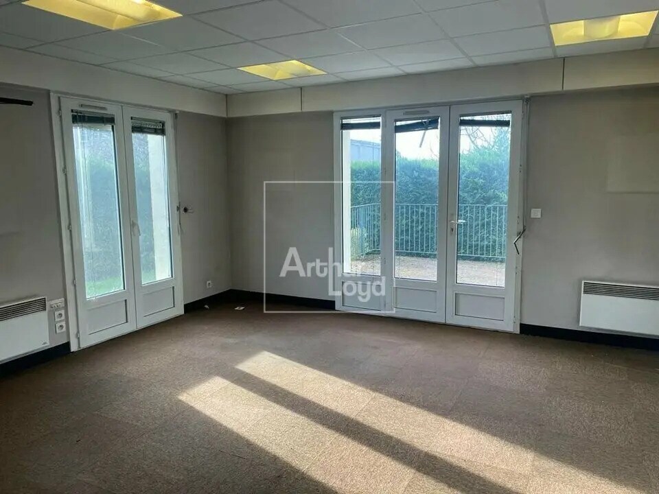 Office in Melun for lease Interior Photo- Image 1 of 4