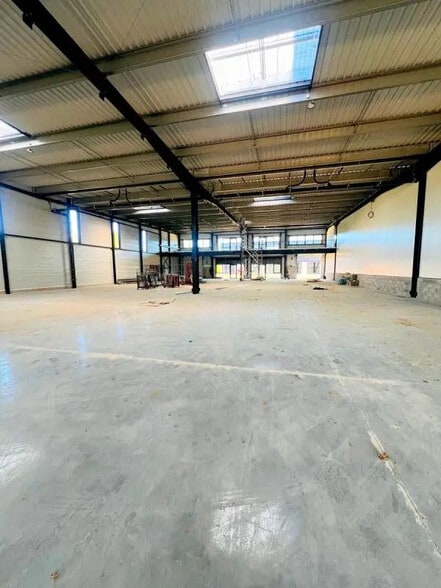 Flex in Plaisir for lease - Building Photo - Image 2 of 9