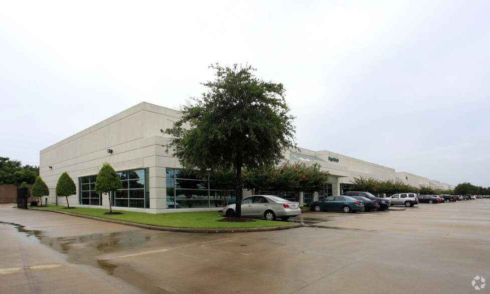 11275 South Sam Houston Parkway West, Houston, TX for lease - Primary Photo - Image 1 of 3