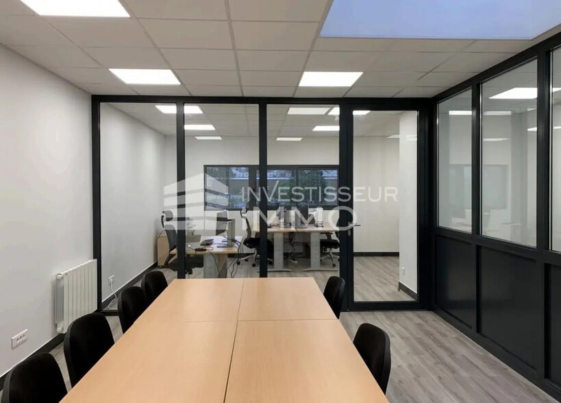 Flex in Montreuil for lease - Interior Photo - Image 3 of 4