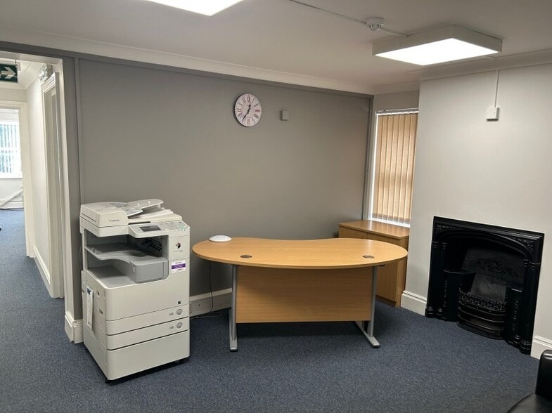 58 Guildford St, Chertsey for lease - Interior Photo - Image 3 of 8