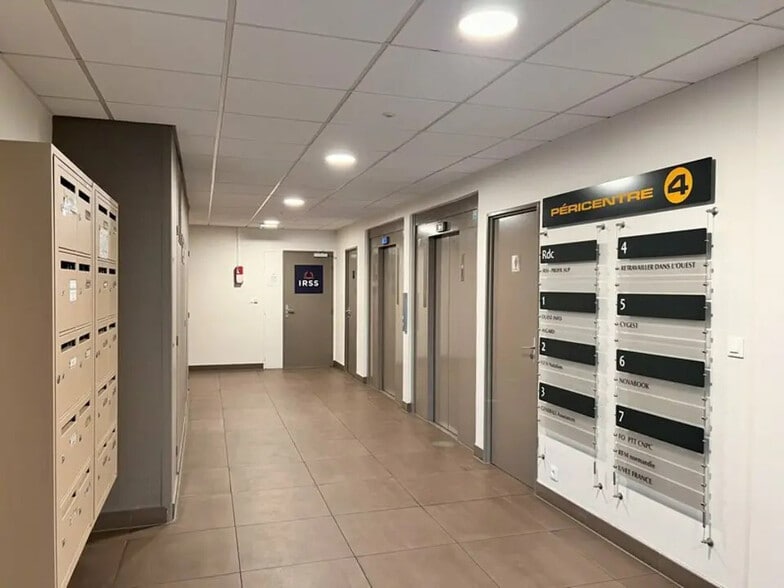 Office in Caen for lease - Building Photo - Image 3 of 8