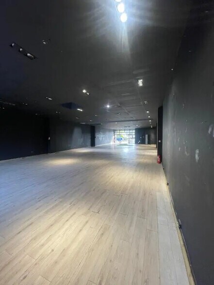 Retail in Mandelieu-la-Napoule for lease - Interior Photo - Image 3 of 7