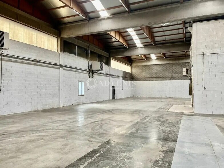 Flex in Chassieu for lease - Interior Photo - Image 3 of 8