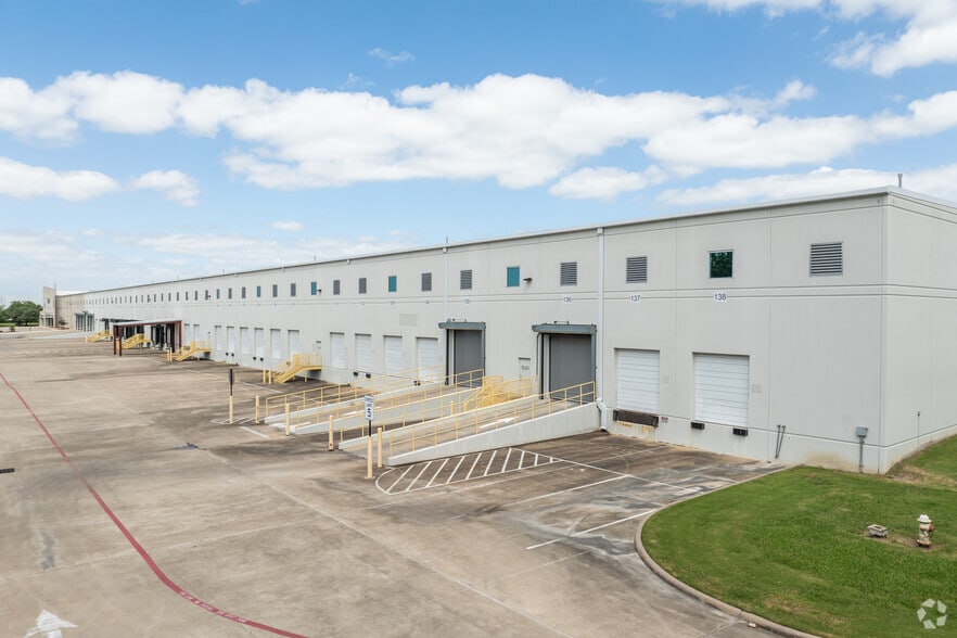 12900 W Airport Blvd, Sugar Land, TX for lease - Building Photo - Image 3 of 7