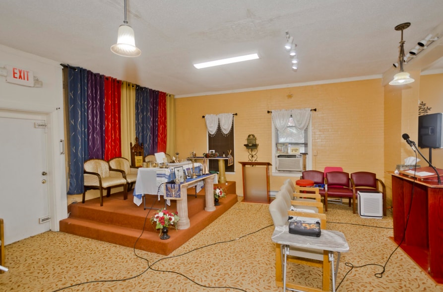 193 Elm St, Holyoke, MA for sale - Interior Photo - Image 3 of 5