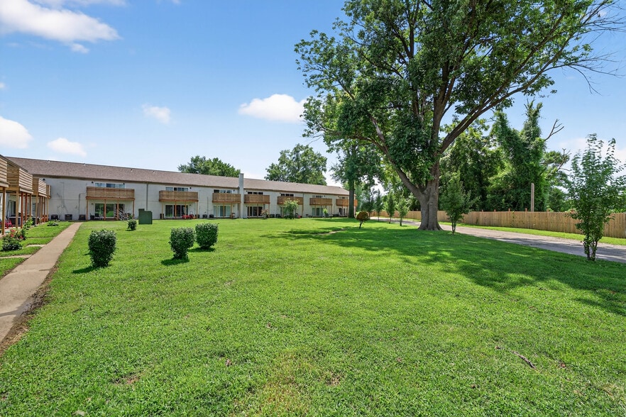 Wilson Park Gardens Apartments portfolio of 4 properties for sale on LoopNet.com - Building Photo - Image 3 of 27