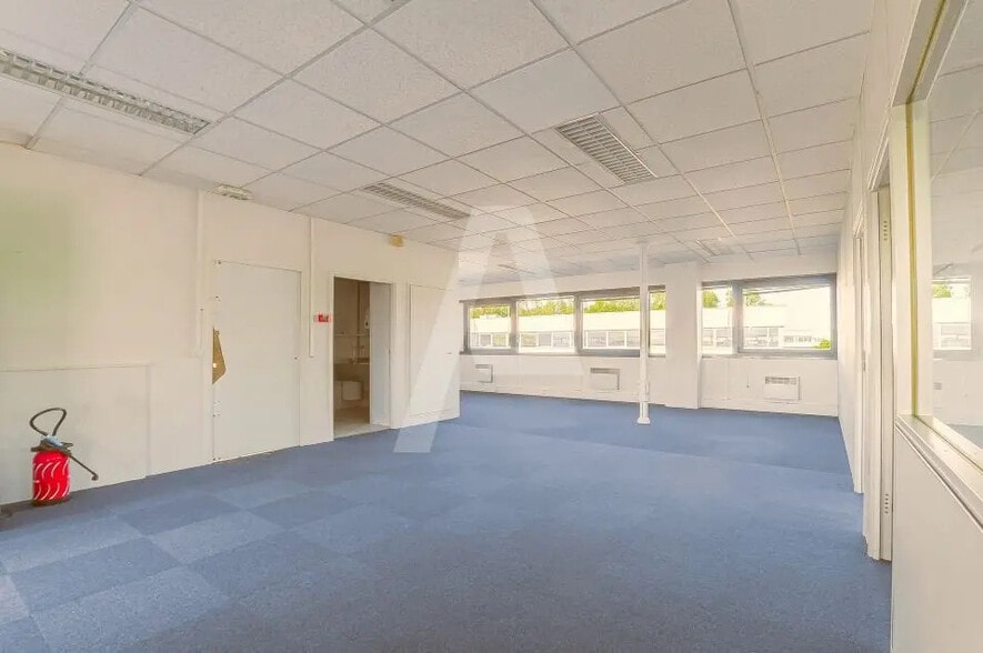 Office in Saclay for lease - Interior Photo - Image 2 of 5