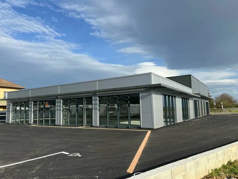 Retail in La Côte-Saint-André for lease - Building Photo - Image 2 of 10