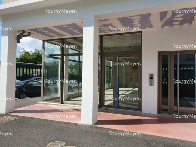 Retail in Lorient for lease - Building Photo - Image 3 of 4