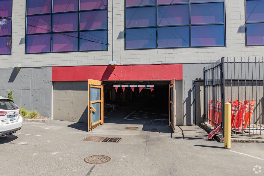 4030 NE Halsey St, Portland, OR for lease - Building Photo - Image 3 of 4