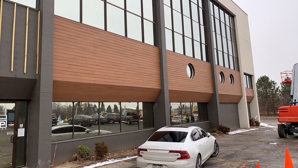 W156N8327 Pilgrim Rd, Menomonee Falls, WI 53051