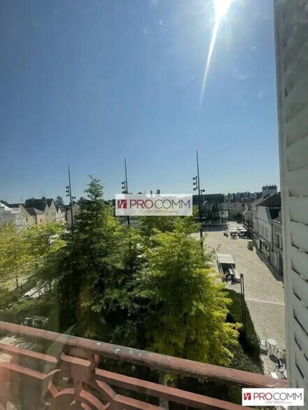 Office in Chartres for lease - Building Photo - Image 3 of 12