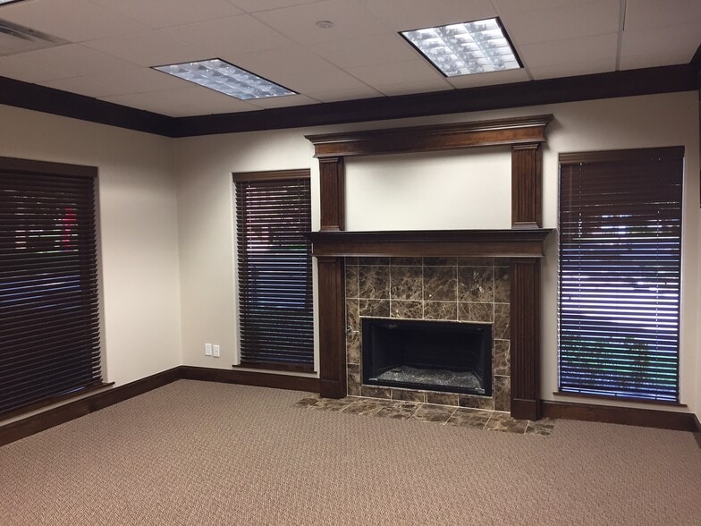 1404 Gables Ct, Plano, TX for lease - Interior Photo - Image 2 of 2