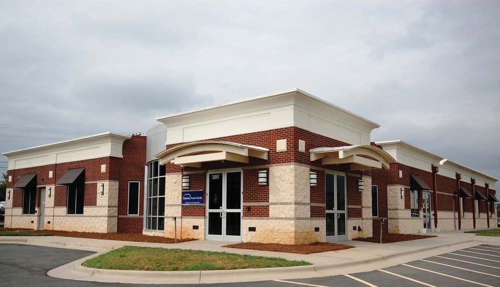 390 W Salem Ave, Winston-Salem, NC for sale - Building Photo - Image 2 of 4