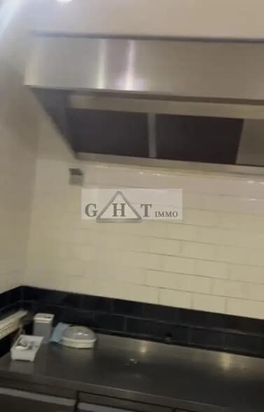 Retail in Antibes for lease - Interior Photo - Image 2 of 7