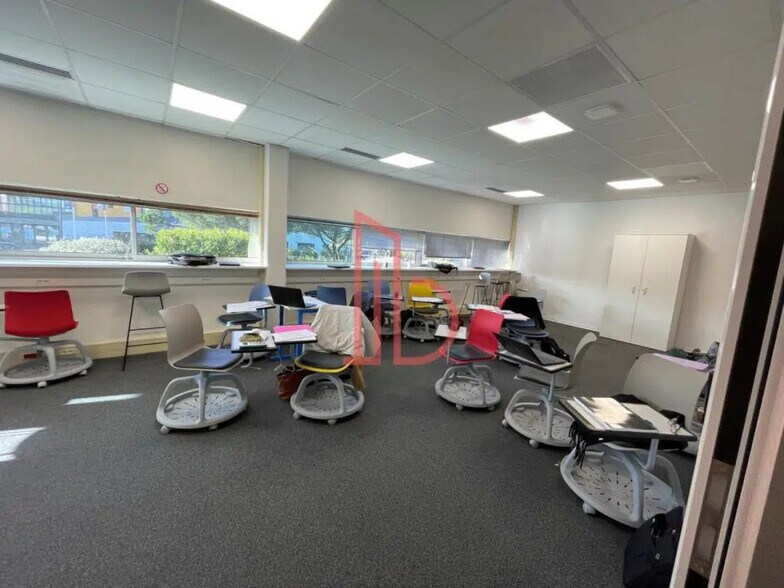 Office in Bordeaux for lease - Interior Photo - Image 2 of 8